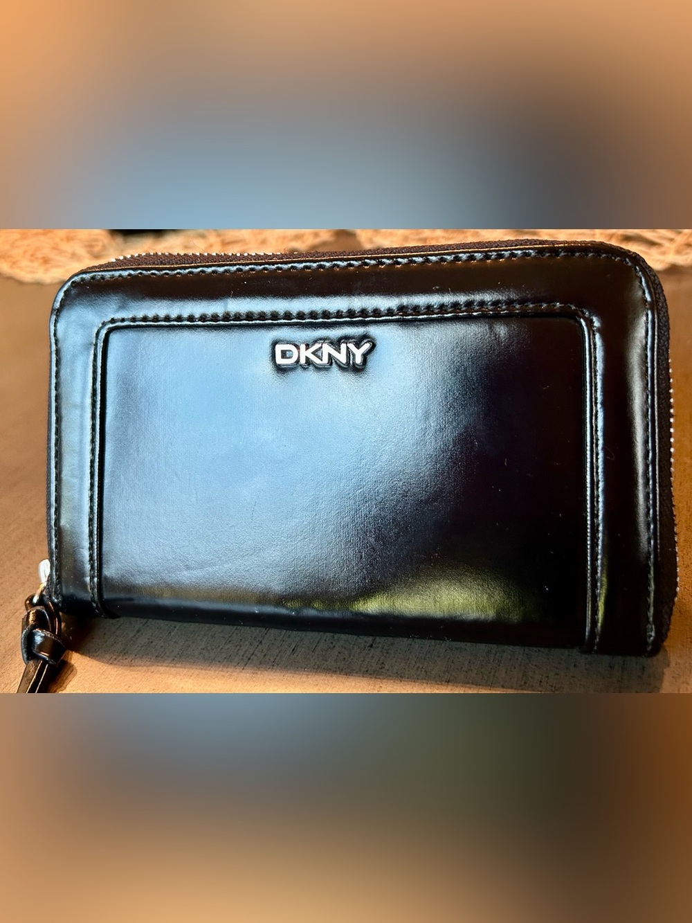 DKNY Black womens Smooth Santiago Leather Wallet with Subtle Logo